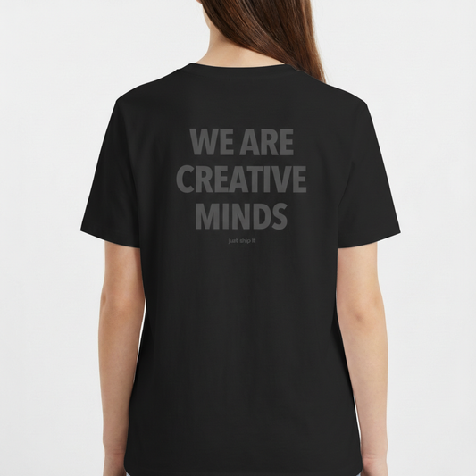 Camiseta com estampa frontal de "WE ARE CREATIVE MINDS" em letras pequenas no canto e estampa traseira da mesma frase em letras grandes com "just ship it" abaixo.