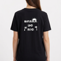 Camiseta com estampa frontal de cena litorânea com pessoas e jipe sobre balsa em rio, e estampa traseira de texto "Barra do Rio" com sol e palmeiras.