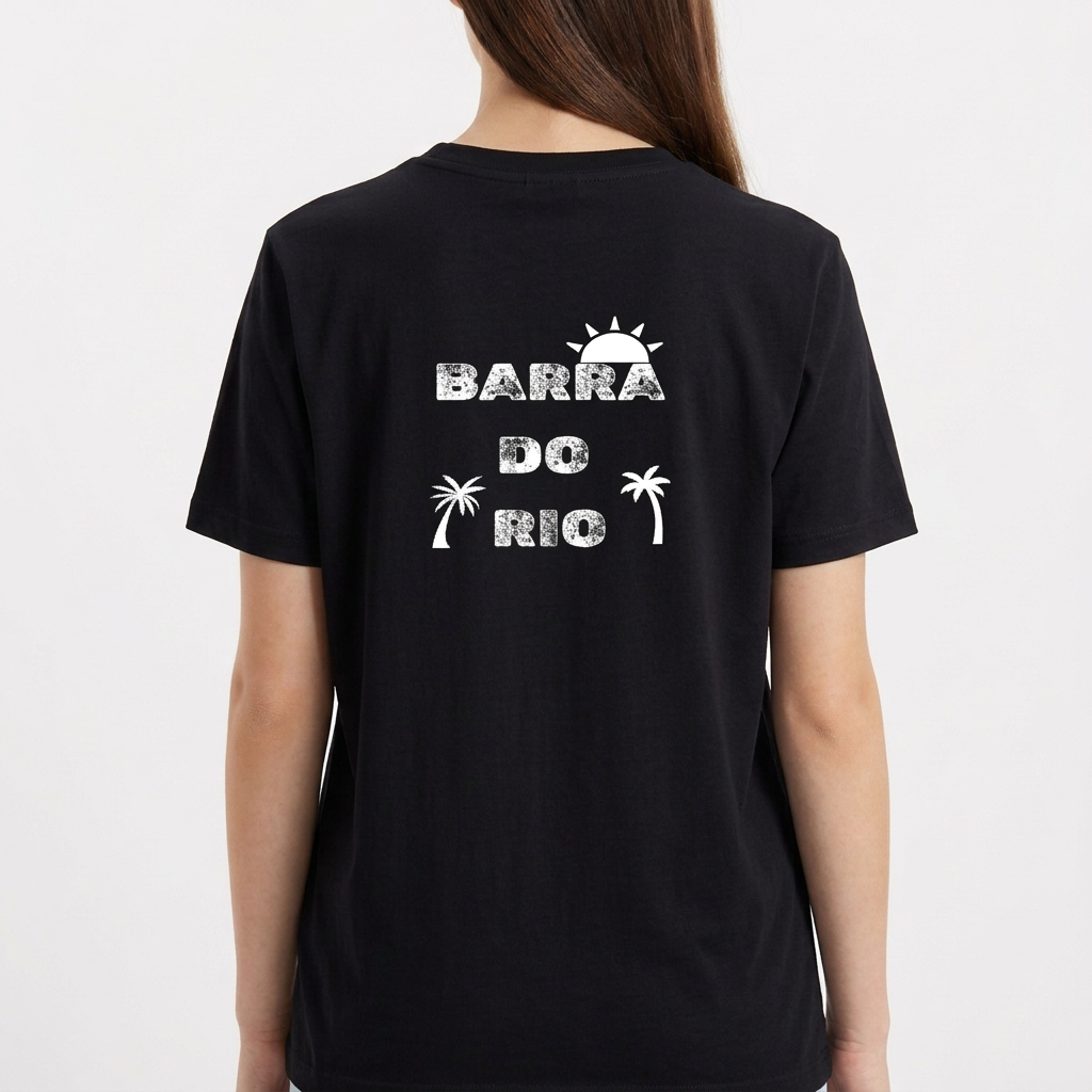 Camiseta com estampa frontal de cena litorânea com pessoas e jipe sobre balsa em rio, e estampa traseira de texto "Barra do Rio" com sol e palmeiras.