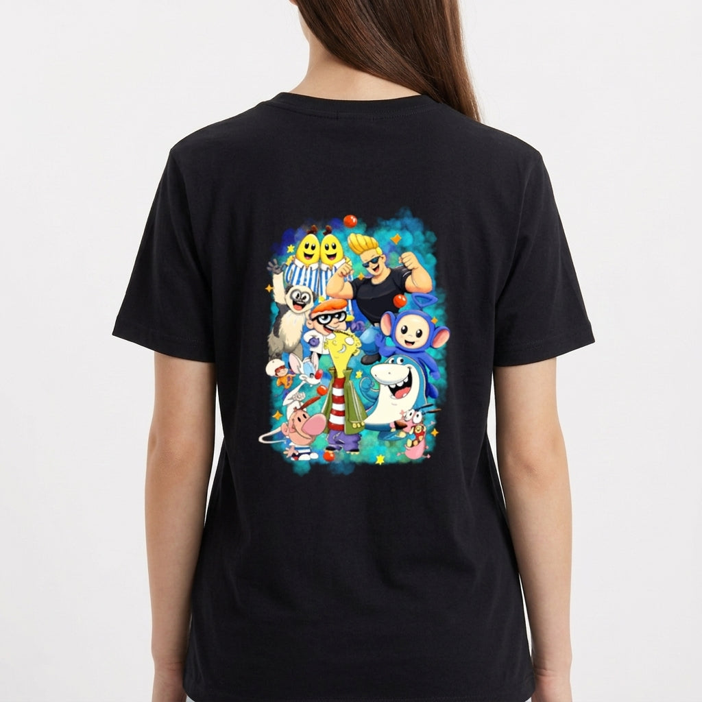 Camiseta com estampa frontal de assinatura curva estilizada pequena no canto superior e estampa traseira de personagens caricatos e sorridentes em grupo colorido.