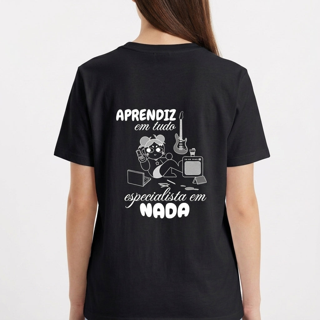 Camiseta com estampa frontal de urso dormindo sobre um crescente e estampa traseira de personagem com laptop e instrumentos musicais, texto "aprendiz em tudo, especialista em nada".