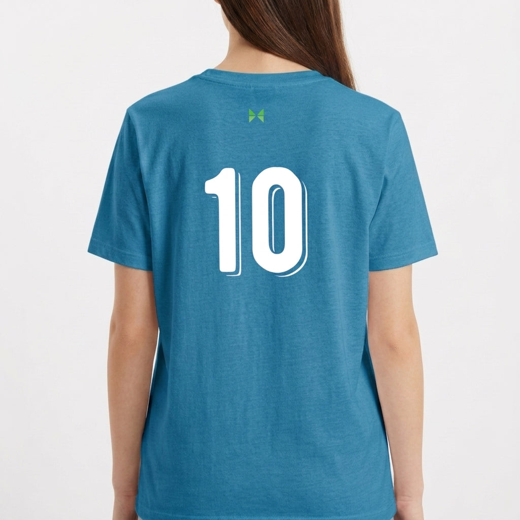 Camiseta com estampa frontal de escudo com taça de futebol e palavra "Brasil" e estampa traseira de número "10" em destaque abaixo de símbolo geométrico.
