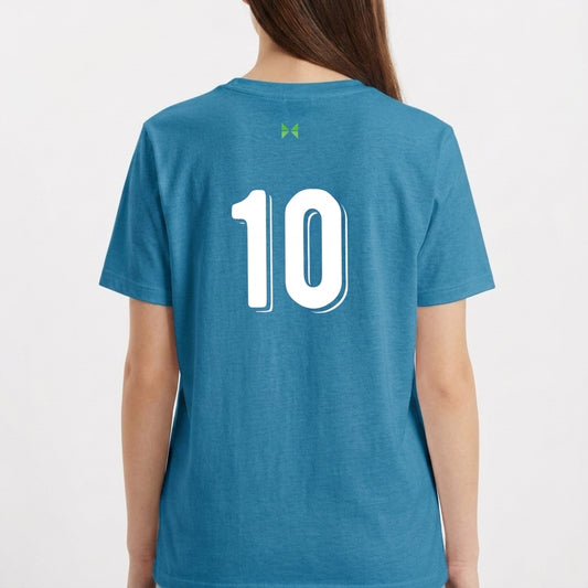 Camiseta com estampa frontal de escudo com taça de futebol e palavra "Brasil" e estampa traseira de número "10" em destaque abaixo de símbolo geométrico.