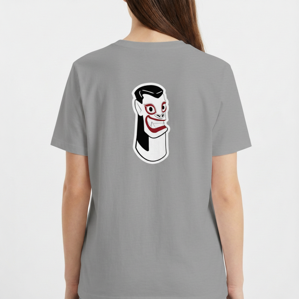 Camiseta com estampa frontal de letras estilizadas "Carranca & Labs" e estampa traseira de um desenho gráfico de figura caricata com expressão marcante.