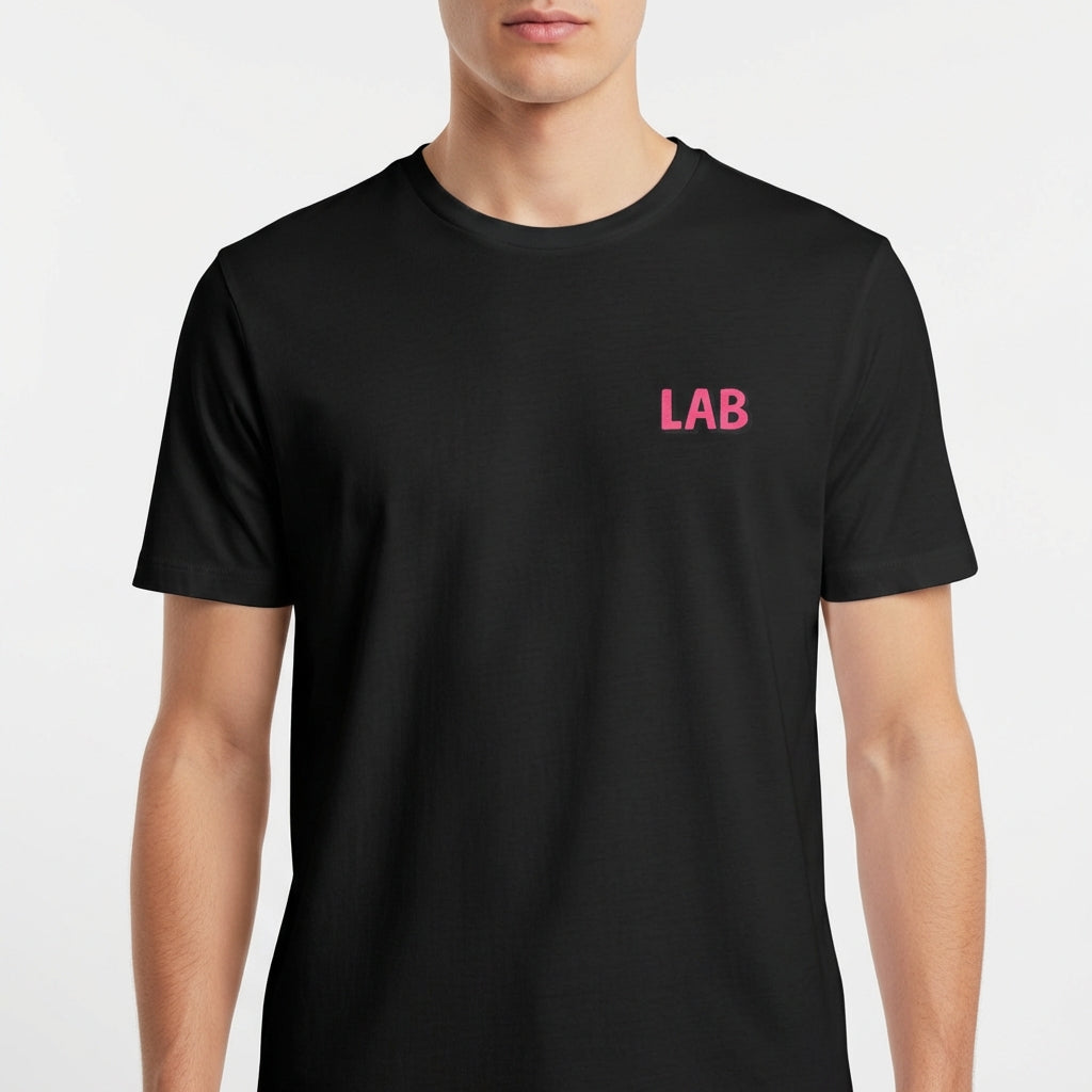 Camiseta com estampa frontal de letras estilizadas formando "LAB" no peito e estampa traseira de frase "CONNECTING PEOPLE WITH JESUS!" no canto inferior.