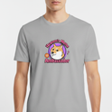 Camiseta com estampa frontal de cão estilizado em círculo lilás, com os dizeres "Heaven's Meme Ambassador" em rosa e estampa traseira de QR Code.