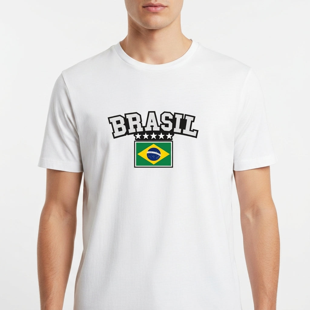 Camiseta com estampa frontal de "BRASIL" acima de cinco estrelas e a representação estilizada da bandeira do Brasil em destaque central.