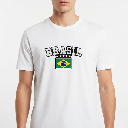 Camiseta com estampa frontal de "BRASIL" acima de cinco estrelas e a representação estilizada da bandeira do Brasil em destaque central.