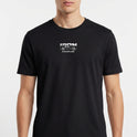 Camiseta com estampa frontal de "IRON DISCIPLINE" acompanhada de desenho de barras, e estampa traseira de "SEM DESCULPAS IRON DISCIPLINE" em letras destacadas.