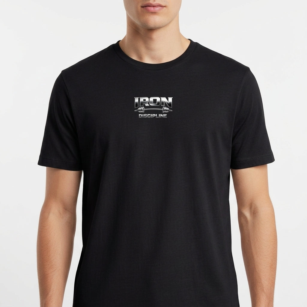 Camiseta com estampa frontal de "IRON DISCIPLINE" acompanhada de desenho de barras, e estampa traseira de "SEM DESCULPAS IRON DISCIPLINE" em letras destacadas.