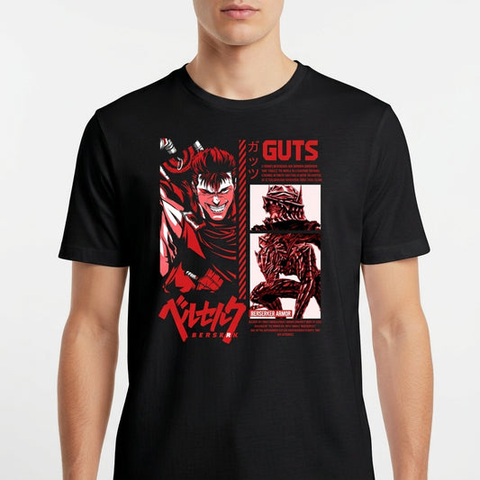 Camiseta com estampa frontal de personagem de mangá em posição dinâmica com espada, cercado por detalhes, textos estilizados e ilustrações adicionais.