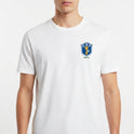 Camiseta com estampa frontal de escudo com a sigla "CBF" e estampa traseira de número grande "6" em estilo tridimensional.
