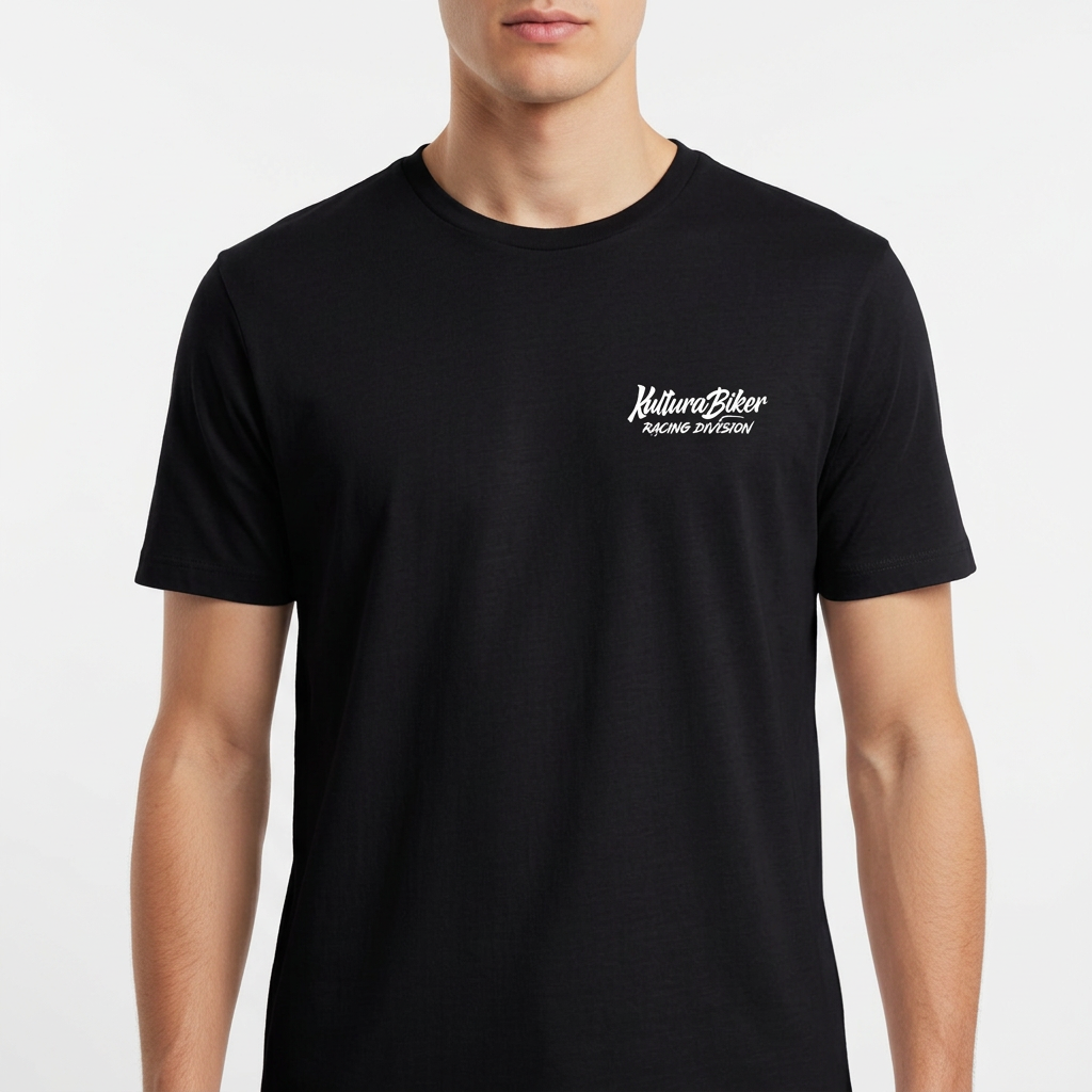 Camiseta com estampa frontal de texto estilizado pequeno no peito e estampa traseira de grande texto artístico com efeito de respingos e escorridos.