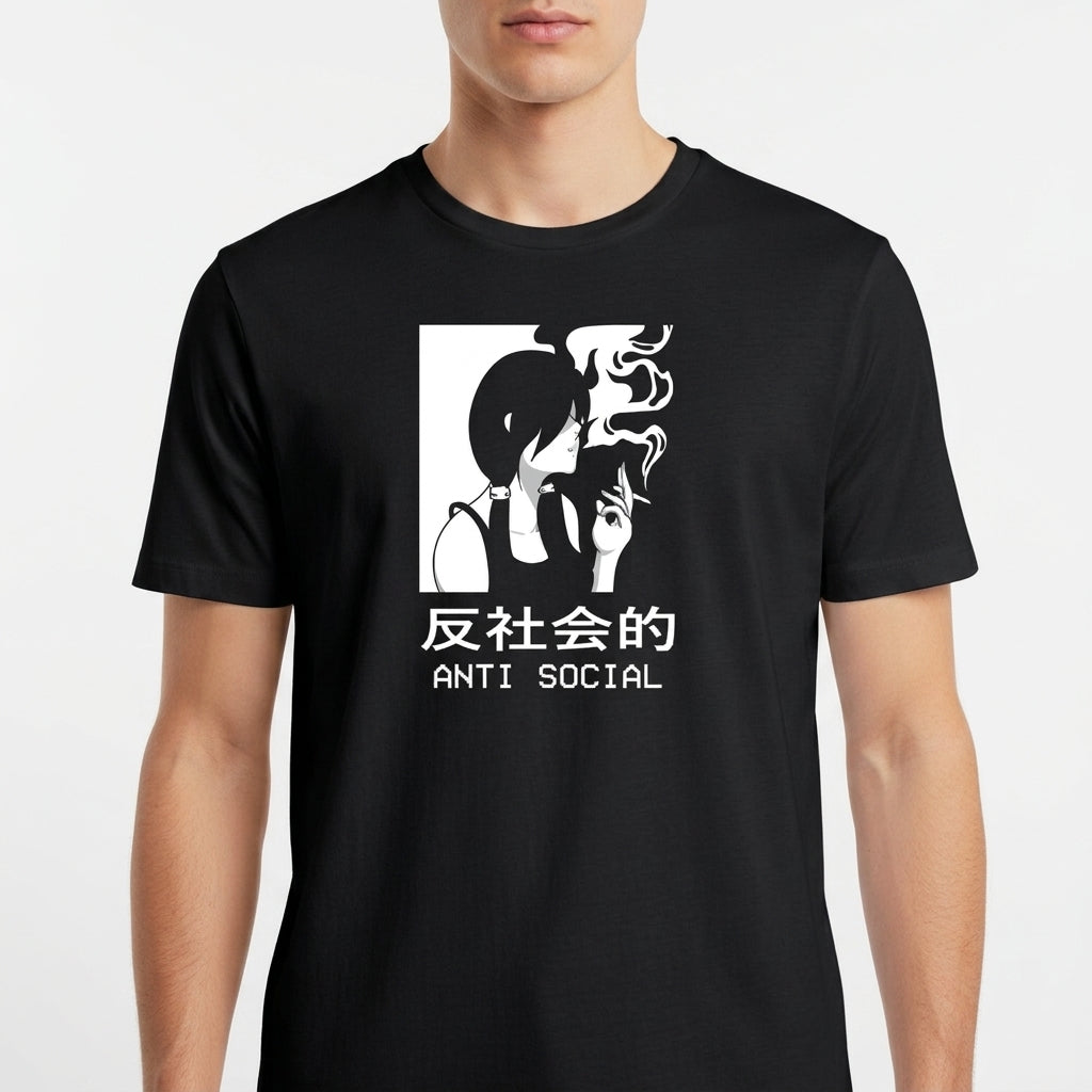 Camiseta com estampa frontal de ilustração em estilo minimalista de pessoa fumando com fumaça estilizada, acompanhada dos textos "Anti Social" em caracteres ocidentais e orientais.