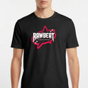 Camiseta com estampa frontal de estrela estilizada com contorno dinâmico, texto central em negrito e pequenos brilhos ao redor, sugerindo movimento.