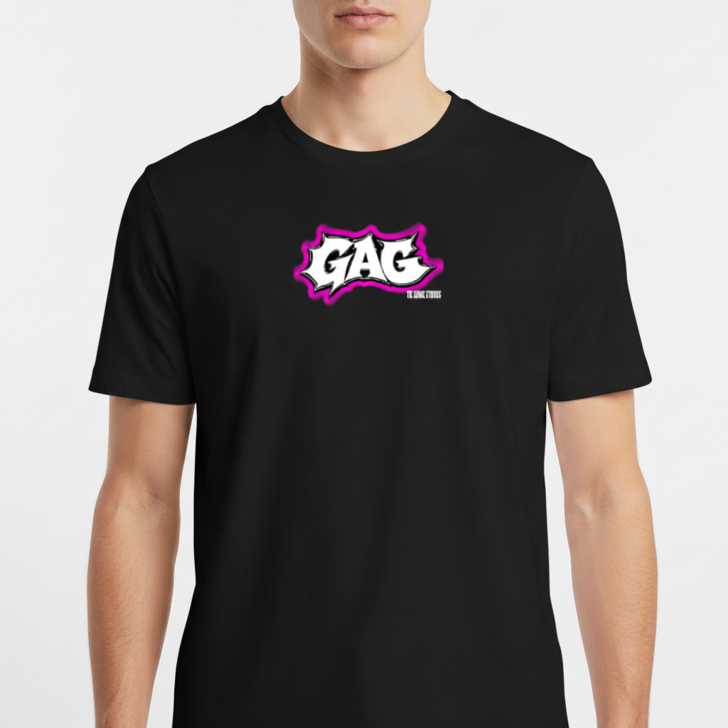 Camiseta com estampa frontal de letras estilizadas em negrito com contorno delineado, acompanhadas de um detalhe gráfico ao lado inferior direito.