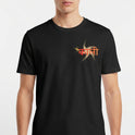 Camiseta com estampa frontal de letras estilizadas com efeito de estrela e estampa traseira de rosto detalhado em estilo ilustração com adornos.