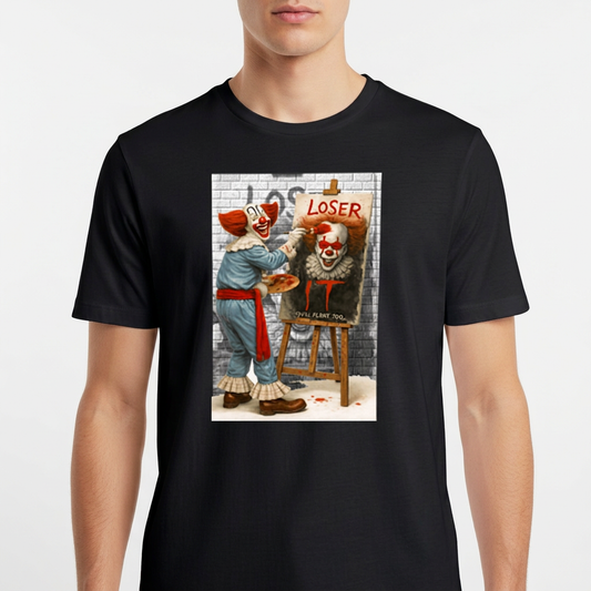 Camiseta com estampa frontal de palhaço pintando retrato de outro palhaço em mural, com palavra "LOSER" escrita acima e detalhe de parede de tijolos.