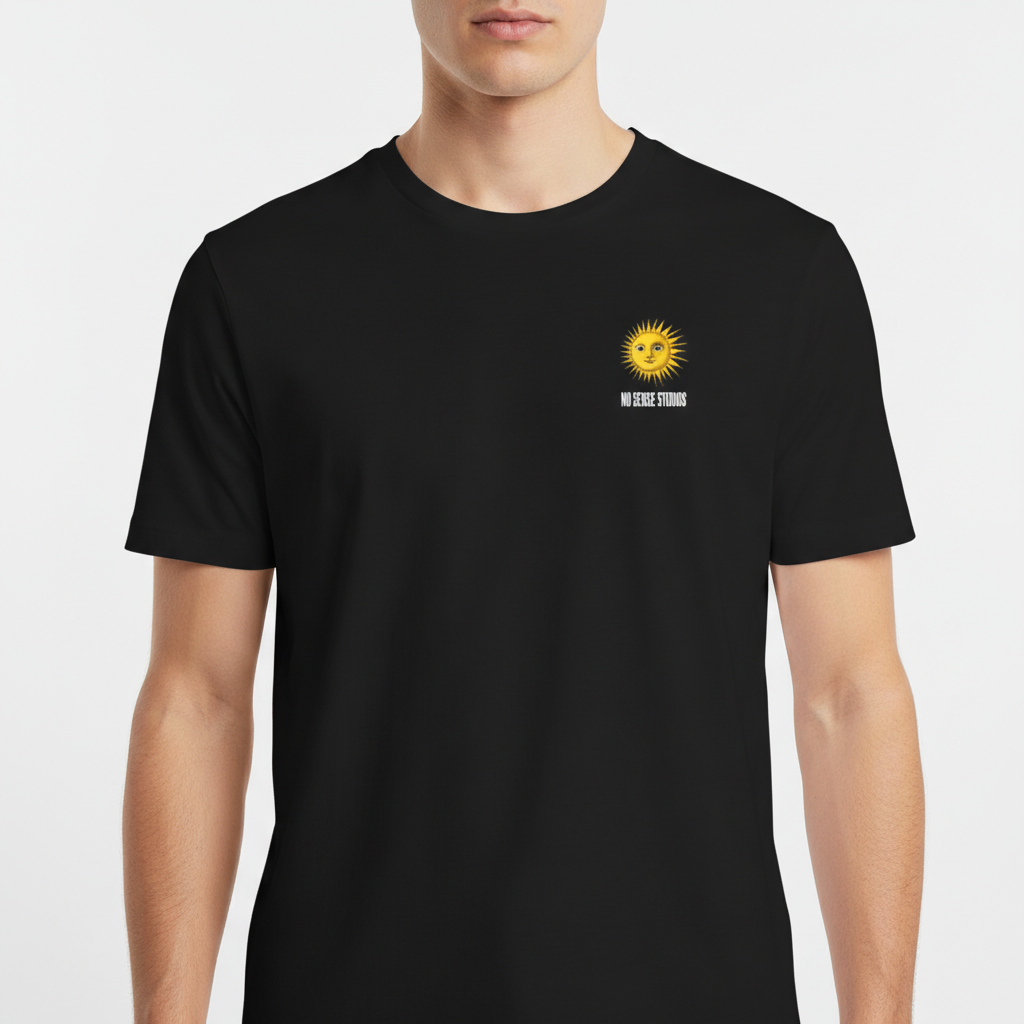 Camiseta com estampa frontal de sol estilizado com rosto sorridente e texto pequeno, e estampa traseira de sol similar com texto maior em camadas verticais.
