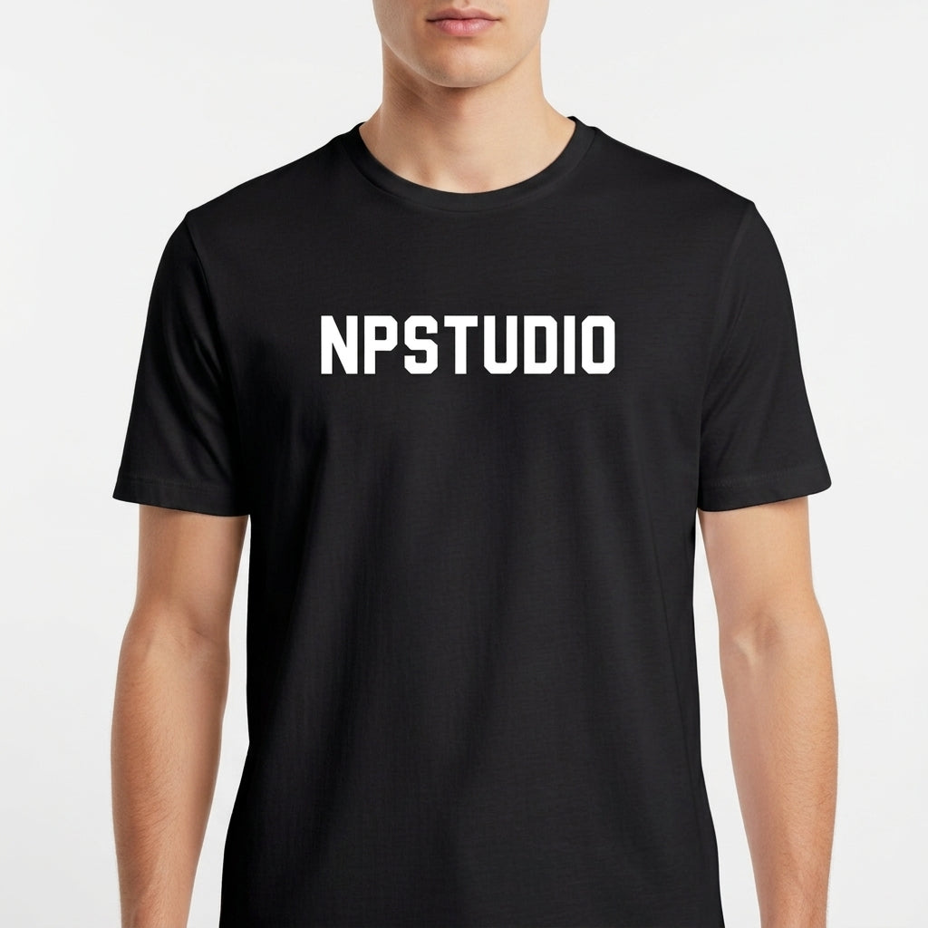Camiseta com estampa frontal de texto estilizado "NPSTUDIO" em fonte sólida e de destaque centralizada, sem elementos adicionais visíveis.