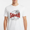 Camiseta com estampa frontal de texto em estilo pop art, com a palavra "Saravá" em destaque, rodeada por padrões circulares e efeitos pontilhados.