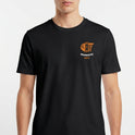 Camiseta com estampa frontal de símbolo de basquete com palavras associadas e estampa traseira de texto com destaque para "Liso & Enterra Fácil".
