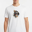 Camiseta com estampa frontal de cachorro divertido rompendo papel, com detalhes rabiscados e manchas de tinta em estilo artístico.