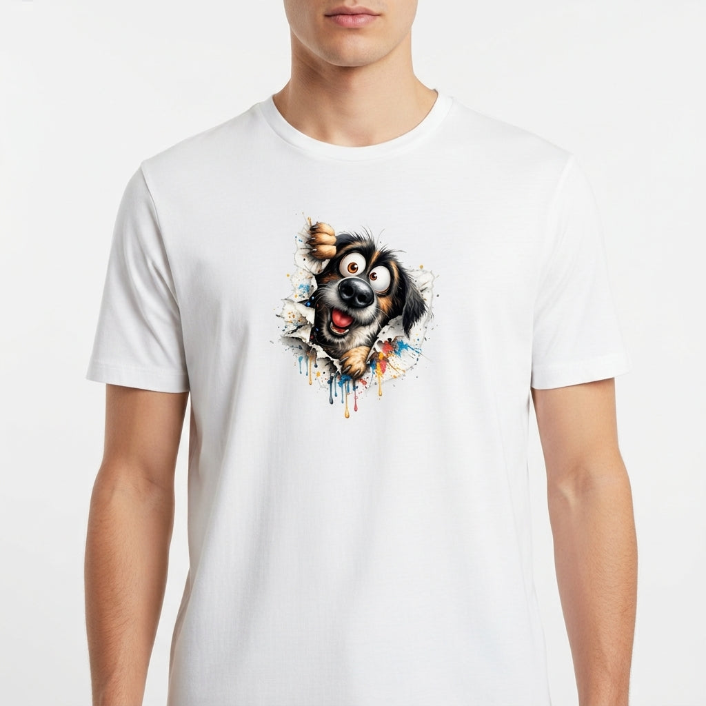 Camiseta com estampa frontal de cachorro divertido rompendo papel, com detalhes rabiscados e manchas de tinta em estilo artístico.