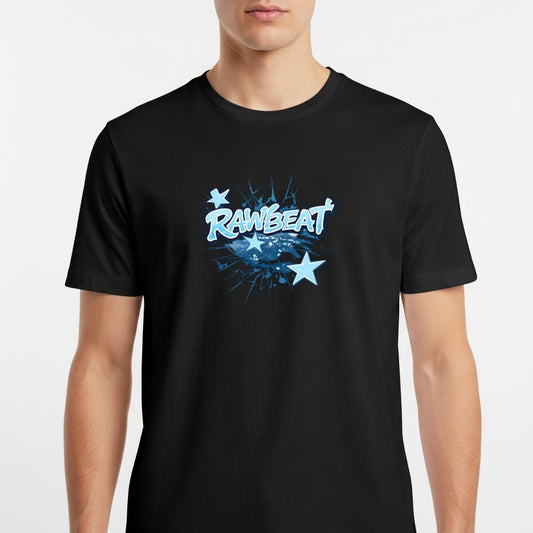 Camiseta com estampa frontal de texto estilizado "RAWBEAT" cercado por estrelas e elementos gráficos que remetem a um fundo cheio de dinamismo.
