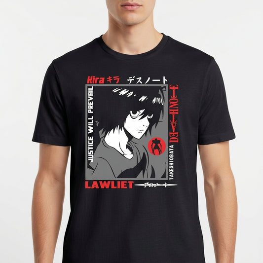 Camiseta com estampa frontal de personagem de anime em estilo gráfico, cercado por textos verticais e horizontais em inglês e japonês, com destaque para o nome "Lawliet".