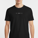 Camiseta com estampa frontal de texto estilizado "just ship it" e ícones circulares e estampa traseira de frase inspiradora "MAKE MONEY AND FRIENDS".