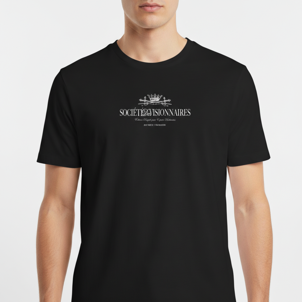 Camiseta com estampa frontal de logotipo elegante "Société Visionnaires", coroa centralizada acima e textos adicionais detalhados abaixo.