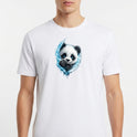 Camiseta com estampa frontal de rosto de panda estilizado com efeito de pintura respingada, destacando traços suaves e detalhes contrastantes.