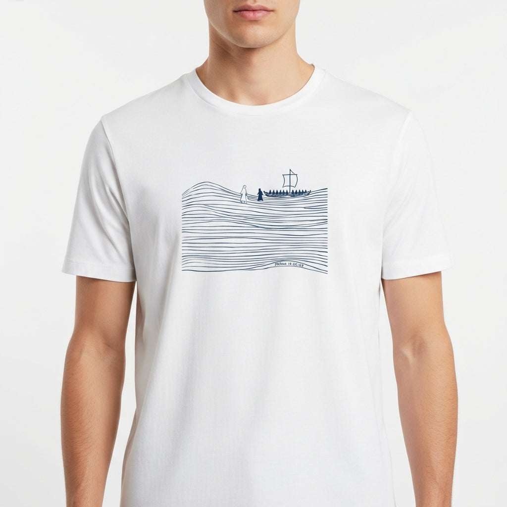Camiseta com estampa frontal de linhas onduladas formando ondas no mar, com barco à vela e seres mitológicos, transmitindo uma cena de aventura marítima.