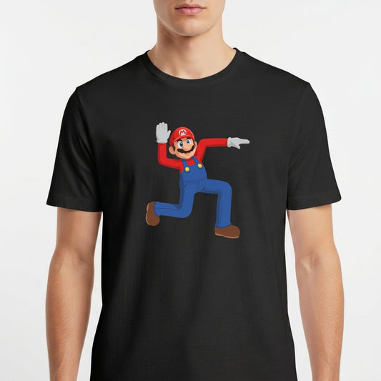 Camiseta com estampa frontal de um personagem icônico de macacão levantando uma mão aberta e apontando na outra direção, em posição alegre e animada.