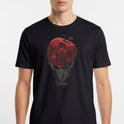Camiseta com estampa frontal de uma figura sombria e detalhada emergindo de uma maçã grande e marcante no centro.