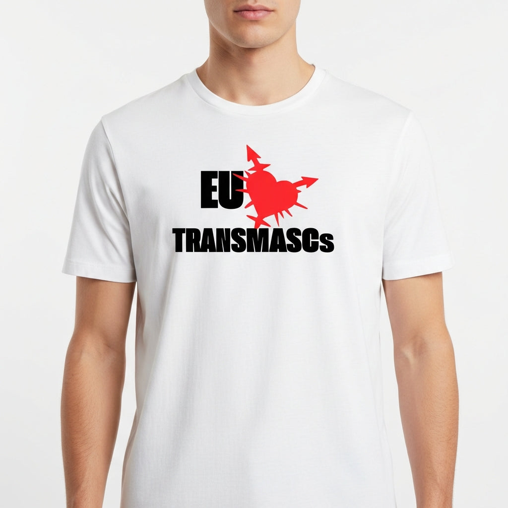 Camiseta com estampa frontal de texto "EU ❤️ TRANSMASCs" ao lado de um coração flechado, e estampa traseira circular com símbolo e palavra "TRANSVERSICAL".