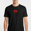 Camiseta com estampa frontal de texto estilizado "No Mercy Club" com efeito de gotejamento e estampa traseira de cobra ameaçadora também com gotejamento.