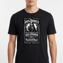 Camiseta com estampa frontal de rótulo estilizado contendo ilustração de pirata e textos variados em estilo clássico, imitando uma famosa marca de bebida.