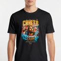 Camiseta com estampa frontal de Cristo com detalhes em tipografia estilizada, incluindo frases inspiradoras e elementos gráficos coloridos ao redor da figura central.