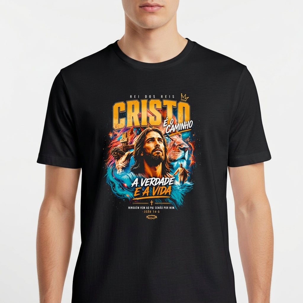 Camiseta com estampa frontal de Cristo com detalhes em tipografia estilizada, incluindo frases inspiradoras e elementos gráficos coloridos ao redor da figura central.
