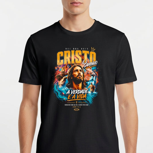 Camiseta com estampa frontal de Cristo com detalhes em tipografia estilizada, incluindo frases inspiradoras e elementos gráficos coloridos ao redor da figura central.