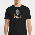 Camiseta com estampa frontal de uma cabeça de estátua, uma mão segurando um objeto verde e outra mão em um gesto, com texto centralizado abaixo.