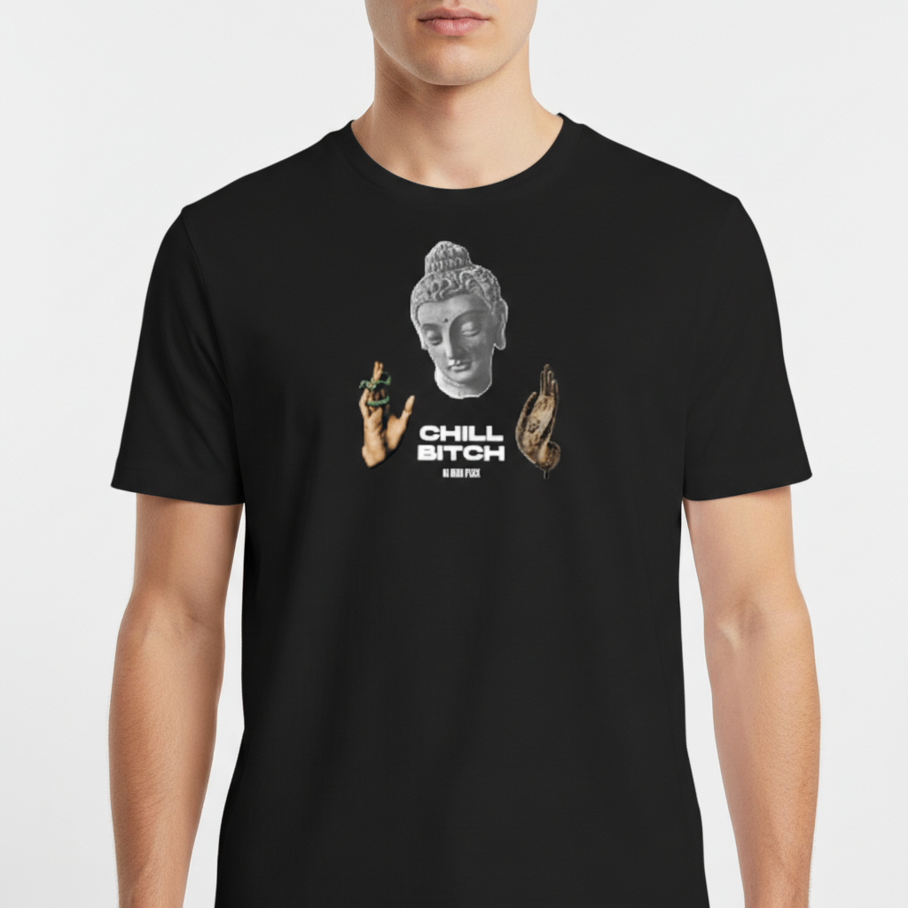 Camiseta com estampa frontal de uma cabeça de estátua, uma mão segurando um objeto verde e outra mão em um gesto, com texto centralizado abaixo.