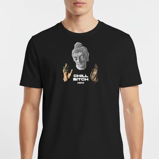 Camiseta com estampa frontal de uma cabeça de estátua, uma mão segurando um objeto verde e outra mão em um gesto, com texto centralizado abaixo.