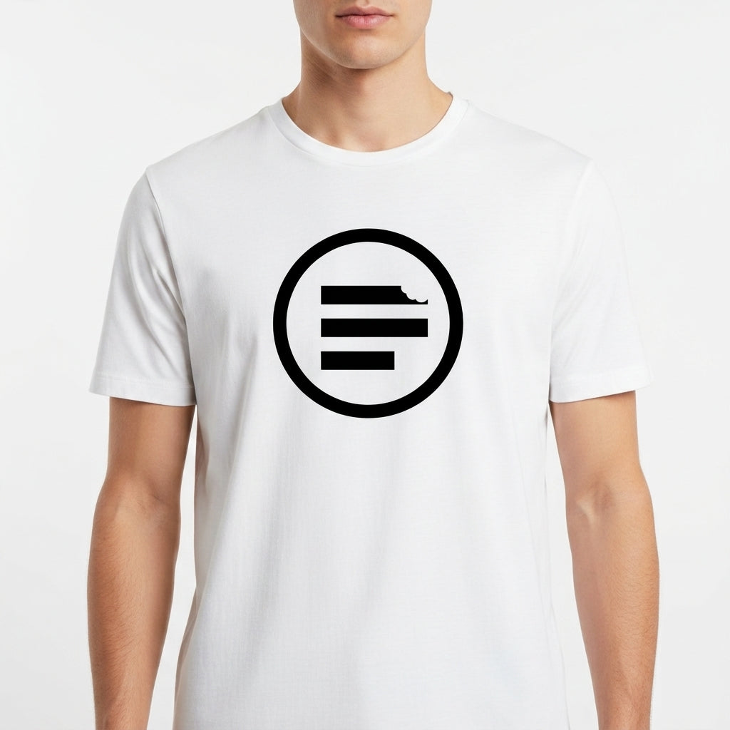Camiseta com estampa frontal de um círculo contendo três barras horizontais e uma delas com um detalhe de mordida no canto superior esquerdo.