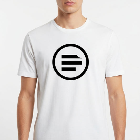 Camiseta com estampa frontal de um círculo contendo três barras horizontais e uma delas com um detalhe de mordida no canto superior esquerdo.