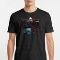 Camiseta com estampa frontal de personagem sentado com cabelo branco e óculos escuros, acompanhado de texto estilizado em japonês e inglês.