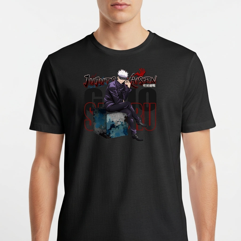 Camiseta com estampa frontal de personagem sentado com cabelo branco e óculos escuros, acompanhado de texto estilizado em japonês e inglês.