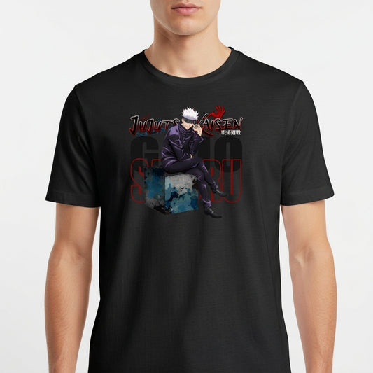 Camiseta com estampa frontal de personagem sentado com cabelo branco e óculos escuros, acompanhado de texto estilizado em japonês e inglês.